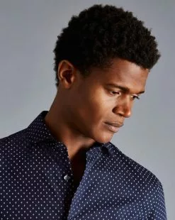 CHARLES TYRWHITT Semi-Spread Collar Non-Iron Diamond Print Shirt - French B 10 CHARLES TYRWHITT Semi-Spread Collar Non-Iron Diamond Print Shirt - French B -Charles Tyrwhitt Shop CSB0037FRE MODEL DETAIL