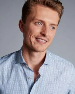 CHARLES TYRWHITT Semi-Spread Collar Non-Iron Floral Print Shirt - Cornflower B -Charles Tyrwhitt Shop CSB0086CFW MODEL DETAIL