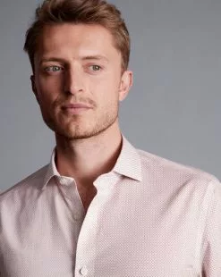 CHARLES TYRWHITT Semi-Spread Collar Non-Iron Tear Drop Print Shirt - Pink -Charles Tyrwhitt Shop CSB0096PNK MODEL DETAIL