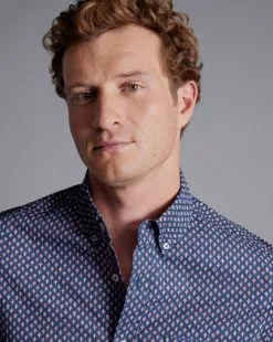 CHARLES TYRWHITT Button-Down Collar Non-Iron Stretch Poplin Leaf Print Short Sleeve Shirt - Royal B -Charles Tyrwhitt Shop CSN0389RYL MODEL DETAIL