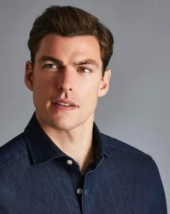CHARLES TYRWHITT England Rugby Denim Shirt - Denim B -Charles Tyrwhitt Shop CSQ0033DEN MODEL DETAIL