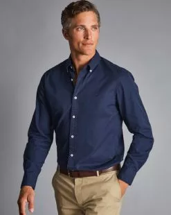 CHARLES TYRWHITT Button-Down Collar Washed Fine Twill Shirt - Navy 9 CHARLES TYRWHITT Button-Down Collar Washed Fine Twill Shirt - Navy -Charles Tyrwhitt Shop CSR0927NAV MODEL TUCKED