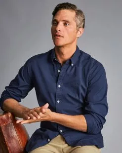 CHARLES TYRWHITT Button-Down Collar Washed Fine Twill Shirt - Navy 10 CHARLES TYRWHITT Button-Down Collar Washed Fine Twill Shirt - Navy -Charles Tyrwhitt Shop CSR0927NAV MODEL UNTUCKED