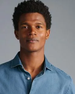 CHARLES TYRWHITT Spread Collar Denim Shirt - Ocean B -Charles Tyrwhitt Shop CSR2024OCE MODEL DETAIL