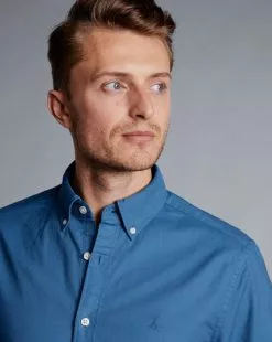 CHARLES TYRWHITT Button-Down Collar Washed Oxford Shirt - Ocean B 14 CHARLES TYRWHITT Button-Down Collar Washed Oxford Shirt - Ocean B -Charles Tyrwhitt Shop CSR2036OCE MODEL DETAIL