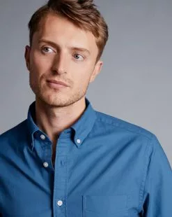 CHARLES TYRWHITT Button-Down Collar Washed Oxford Short Sleeve Shirt - Ocean B 11 CHARLES TYRWHITT Button-Down Collar Washed Oxford Short Sleeve Shirt - Ocean B -Charles Tyrwhitt Shop CSR2044OCE MODEL DETAIL