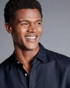 CHARLES TYRWHITT Pure Linen Short Sleeve Shirt - Navy -Charles Tyrwhitt Shop CSR2056NAV MODEL DETAIL