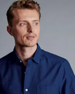 CHARLES TYRWHITT Cotton Linen Short Sleeve Shirt - Royal B -Charles Tyrwhitt Shop CSR2060RYL MODEL DETAIL