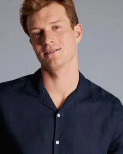 CHARLES TYRWHITT Revere Collar Pure Linen Short Sleeve Shirt - Navy B -Charles Tyrwhitt Shop CSR2068NAV MODEL DETAIL