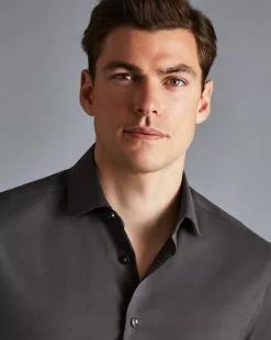 CHARLES TYRWHITT Semi-Spread Collar Non-Iron Stretch Texture Shirt - Charcoal Grey -Charles Tyrwhitt Shop FOB0687CHA MODEL DETAIL