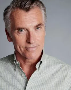 CHARLES TYRWHITT Button-Down Collar Non-Iron Oxford Twin Check Shirt - Olive Green -Charles Tyrwhitt Shop FOB0690OLV MODEL DETAIL