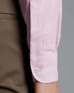 CHARLES TYRWHITT Semi-Spread Collar Non-Iron Stretch Texture Shirt - Dark Pink -Charles Tyrwhitt Shop FOB0697DPK MODEL CUFF
