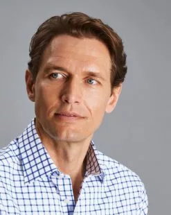 CHARLES TYRWHITT Non-Iron Twill Grid Check Shirt - Cobalt B -Charles Tyrwhitt Shop FON0413RYL MODEL DETAIL