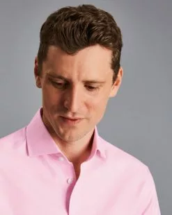 CHARLES TYRWHITT Spread Collar Non-Iron Twill Shirt - Pink -Charles Tyrwhitt Shop FON0540PNK MODEL DETAIL