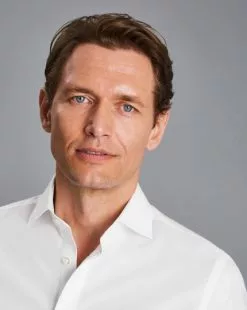 CHARLES TYRWHITT Spread Collar Non-Iron Twill Shirt - Wh -Charles Tyrwhitt Shop FON0540WHT MODEL DETAIL