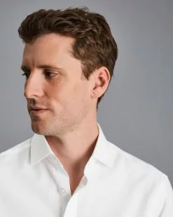 CHARLES TYRWHITT Extreme Spread Collar Non-Iron Twill Shirt - Wh -Charles Tyrwhitt Shop FON0668WHT MODEL DETAIL