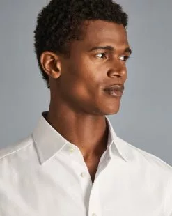 CHARLES TYRWHITT Spread Collar Non-Iron Herringbone Shirt - Ivory Wh -Charles Tyrwhitt Shop FON0677VRY MODEL DETAIL