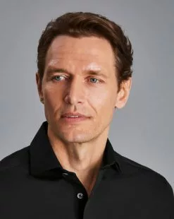 CHARLES TYRWHITT Spread Collar Non-Iron Poplin Shirt - Black -Charles Tyrwhitt Shop FON0710BLK MODEL DETAIL