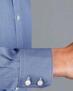 CHARLES TYRWHITT Spread Collar Non-Iron Puppytooth Shirt - Royal B -Charles Tyrwhitt Shop FON0714RYL MODEL CUFF