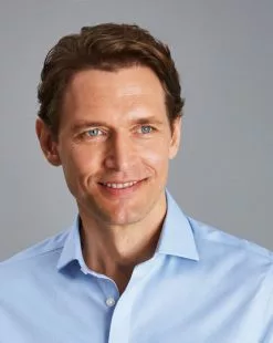 CHARLES TYRWHITT Spread Collar Non-Iron Puppytooth Shirt - Sky B -Charles Tyrwhitt Shop FON0714SKY MODEL DETAIL