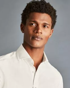 CHARLES TYRWHITT Spread Collar Non-Iron Twill Shirt - Ivory -Charles Tyrwhitt Shop FON2405VRY MODEL DETAIL 1