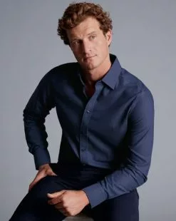 CHARLES TYRWHITT Spread Collar Non-Iron Royal Oxford Shirt - French B -Charles Tyrwhitt Shop FON2438FRE MODEL SEATED