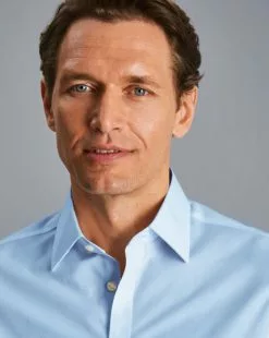 CHARLES TYRWHITT Spread Collar Non-Iron Poplin Shirt - Sky B -Charles Tyrwhitt Shop FON2445SKY MODEL DETAIL