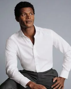 CHARLES TYRWHITT Spread Collar Non-Iron Royal Oxford Shirt - Wh -Charles Tyrwhitt Shop FON2448WHT MODEL SEATED