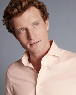 CHARLES TYRWHITT Spread Collar Non-Iron Twill Shirt - Peach -Charles Tyrwhitt Shop FON2452PCH MODEL DETAIL