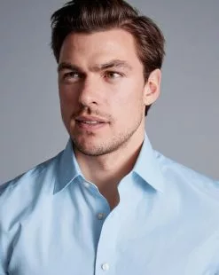 CHARLES TYRWHITT Non-Iron Poplin Short-Sleeve Shirt - Sky B -Charles Tyrwhitt Shop FON2479SKY MODEL DETAIL