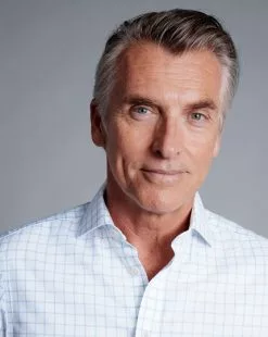 CHARLES TYRWHITT Spread Collar Non-Iron Henley Weave Shirt - Cornflower B -Charles Tyrwhitt Shop FON2482CFW MODEL DETAIL