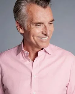 CHARLES TYRWHITT Semi-Spread Collar Egyptian Cotton Berkshire Weave Shirt - Pink 11 CHARLES TYRWHITT Semi-Spread Collar Egyptian Cotton Berkshire Weave Shirt - Pink -Charles Tyrwhitt Shop FOR2339PNK MODEL DETAIL