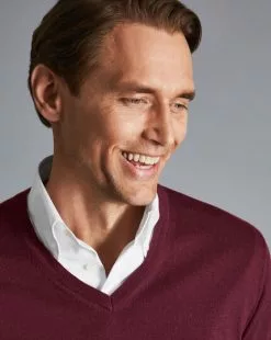 CHARLES TYRWHITT Merino V-Neck Sweater - Burgundy -Charles Tyrwhitt Shop KNJ0066BGD MODEL DETAIL