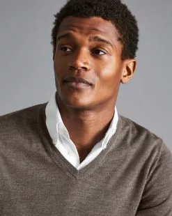 CHARLES TYRWHITT Merino V-Neck Sweater - Moch -Charles Tyrwhitt Shop KNJ0318MCA MODEL DETAIL