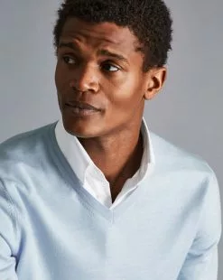 CHARLES TYRWHITT Merino V-Neck Sweater - Light B -Charles Tyrwhitt Shop KNJ0358SKY MODEL DETAIL