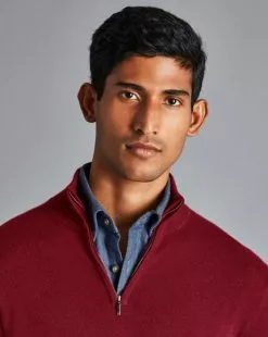 CHARLES TYRWHITT Cashmere Zip Neck Sweater - R -Charles Tyrwhitt Shop KNJ0385RED MODEL DETAIL