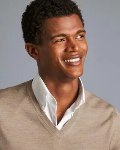 CHARLES TYRWHITT Merino V-Neck Sweater - Oatm 10 CHARLES TYRWHITT Merino V-Neck Sweater - Oatm -Charles Tyrwhitt Shop KNJ0400CAM MODEL DETAIL