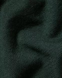CHARLES TYRWHITT Merino V-Neck Sweater - Forest Green -Charles Tyrwhitt Shop KNJ0429FRG FABRIC DETAIL