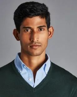 CHARLES TYRWHITT Merino V-Neck Sweater - Forest Green -Charles Tyrwhitt Shop KNJ0429FRG MODEL DETAIL