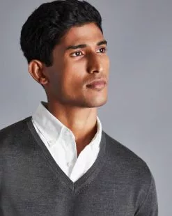 CHARLES TYRWHITT Merino V-Neck Sweater - Grey -Charles Tyrwhitt Shop KNJ0429GRY MODEL DETAIL