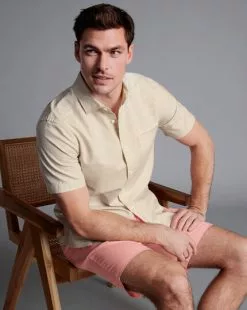 CHARLES TYRWHITT Cotton Linen Shorts - Light Coral Pink -Charles Tyrwhitt Shop TRH0043LCP MODEL SEATED